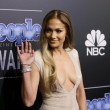 Jennifer Lopez, vestito trattiene a fatica il seno ai People Awards02