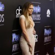 Jennifer Lopez, vestito trattiene a fatica il seno ai People Awards03