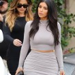 Kim Kardashian, il vestitono grigio mette in risalto lato B e fianchi01