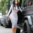 Kim Kardashian, il vestitono grigio mette in risalto lato B e fianchi13