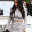 Kim Kardashian, il vestitono grigio mette in risalto lato B e fianchi03