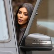 Kim Kardashian, il vestitono grigio mette in risalto lato B e fianchi05