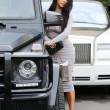 Kim Kardashian, il vestitono grigio mette in risalto lato B e fianchi07