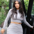 Kim Kardashian, il vestitono grigio mette in risalto lato B e fianchi08