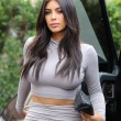 Kim Kardashian, il vestitono grigio mette in risalto lato B e fianchi09