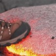 Hawaii, scienziato cammina sulla lava fusa 01
