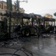 Roma, autobus a fuoco a Monteverde: completamente distrutto FOTO