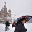 Mosca, tempesta di neve: voli cancellati e traffico in tilt 01