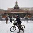 Mosca, tempesta di neve: voli cancellati e traffico in tilt 02
