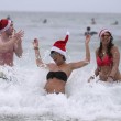 Natale a Bondi Beach, Sydney FOTO: surf in bikini... col cappello di Santa Claus