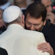 L'abbraccio di Papa Francesco al sindaco Marino 01
