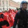 Jobs Act, tensione corteo studenti e Cobas a Roma: uova contro agenti01