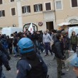 Jobs Act, tensione corteo studenti e Cobas a Roma: uova contro agenti02