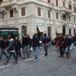 Jobs Act: uova contro agenti, polizia carica corteo studenti e Cobas a Roma FOTO01