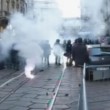 La Scala, scontri manifestanti-Polizia alla prima. Uova, petardi, cariche FOTO10