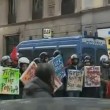 La Scala, scontri manifestanti-Polizia alla prima. Uova, petardi, cariche FOTO6