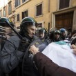Jobs Act: uova contro agenti, polizia carica corteo studenti e Cobas a Roma23