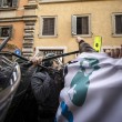 Jobs Act: uova contro agenti, polizia carica corteo studenti e Cobas a Roma14