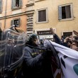 Jobs Act: uova contro agenti, polizia carica corteo studenti e Cobas a Roma13