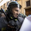 Jobs Act: uova contro agenti, polizia carica corteo studenti e Cobas a Roma2