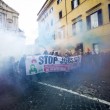 Jobs Act: uova contro agenti, polizia carica corteo studenti e Cobas a Roma21