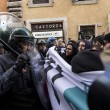 Jobs Act: uova contro agenti, polizia carica corteo studenti e Cobas a Roma717