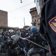Jobs Act: uova contro agenti, polizia carica corteo studenti e Cobas a Roma15