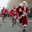 New York, corsa Babbo Natale ubriachi. Parigi, la maratona con abiti Santa Claus11