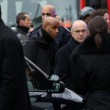 Parigi, spara a 2 agenti e fugge15