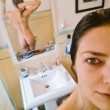 Adrianne Curry, selfie nuda su Twitter FOTO. "Nudità è arte. Via le mutande..."