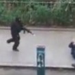 Charlie Hebdo, VIDEO YouTube: terroristi sparano su vittime