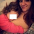 Selfie su Facebook mentre allatta social network costretto a non rimuovere foto02