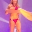Chanelle Riggan, reggiseno cede sulla passerella di Miss California02