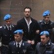 Fabrizio Corona rischia psicosi in carcere": legali e familiari chiedono domiciliari02
