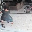 Costa Rica, furto in 13 secondi: donna nasconde tv al plasma tra gambe05
