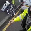 Gb, furgone investe ciclista e lo insulta quando è a terra FOTO, VIDEO 01