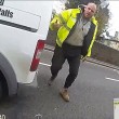 Gb, furgone investe ciclista e lo insulta quando è a terra FOTO, VIDEO 04
