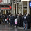 Cambio euro franco svizzero, gente in coda nelle banche di Ginevra05