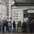 Cambio euro franco svizzero, gente in coda nelle banche di Ginevra04