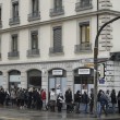 Cambio euro franco svizzero, gente in coda nelle banche di Ginevra03