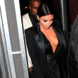 Kim Kardashian a New York con l'abito scollato: seno ben in vista10