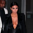 Kim Kardashian a New York con l'abito scollato: seno ben in vista13