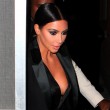 Kim Kardashian a New York con l'abito scollato: seno ben in vista03