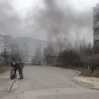 Ucraina, bombe su mercato a Mariupol: decine di morti 2