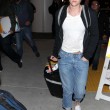 Kristen Stewart jeans e cappellino, assediata dai paparazzi all'aeroporto FOTO 04