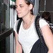 Kristen Stewart jeans e cappellino, assediata dai paparazzi all'aeroporto FOTO 02