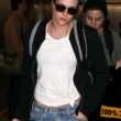 Kristen Stewart jeans e cappellino, assediata dai paparazzi all'aeroporto FOTO