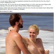 Miley Cyrus in topless alle Hawaii con Patrick Schwarzenegger