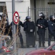 Parigi: uomo armato prende 2 ostaggi poi li libera02