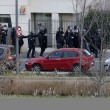 Parigi: uomo armato prende 2 ostaggi poi li libera01
